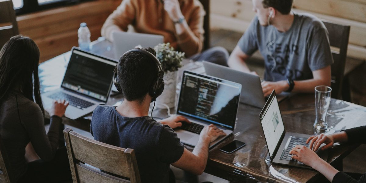 annie-spratt-QckxruozjRg-unsplash 4 benefícios para empresas portuguesas que contratam profissionais de TI no Brasil